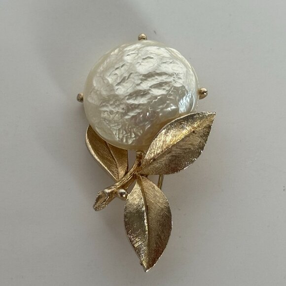 Sarah Coventry Faux Pearl Brooch Pin Baroque Vintage Gold-Tone White Flower Leaf - Picture 9 of 14